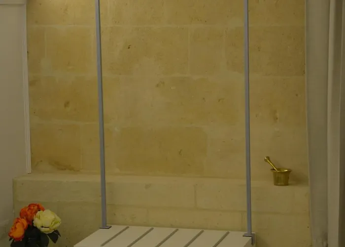 In & Out Ματέρα