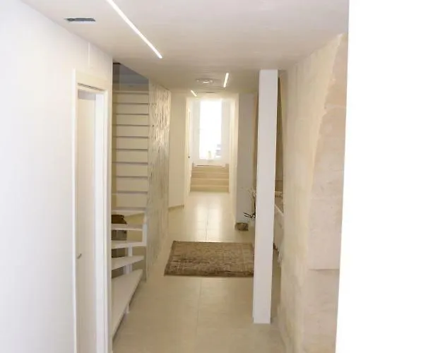 In & Out Ματέρα